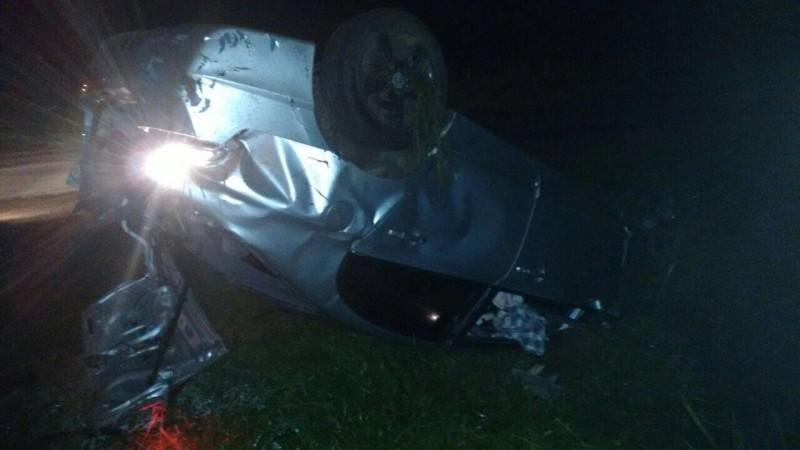 Automóvel sai da pista e capota nas margens da SC-290