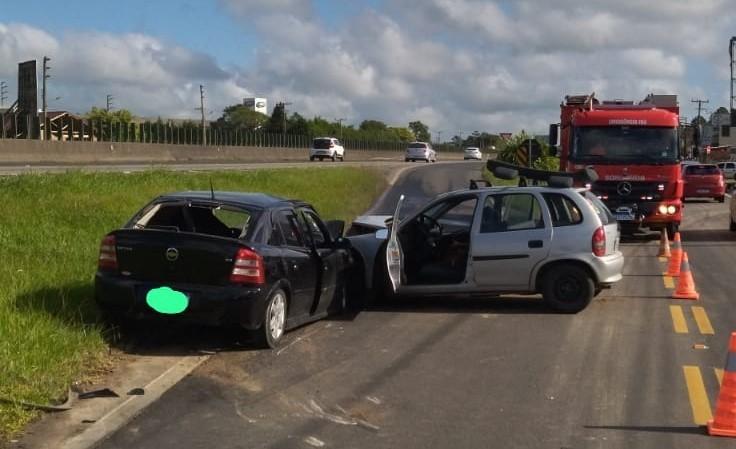 Três pessoas ficam feridas após colisão frontal em Sombrio