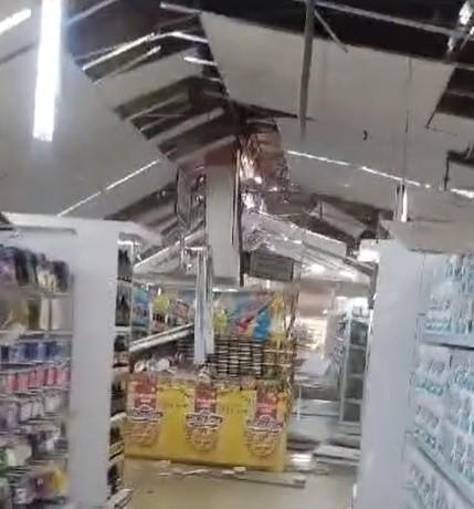 Vento derruba parte de telhado de supermercado em Imbituba; ninguém se feriu, informou a empresa