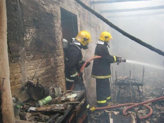 Fogo destrói casa de 78 metros quadrados em Morro da Fumaça 