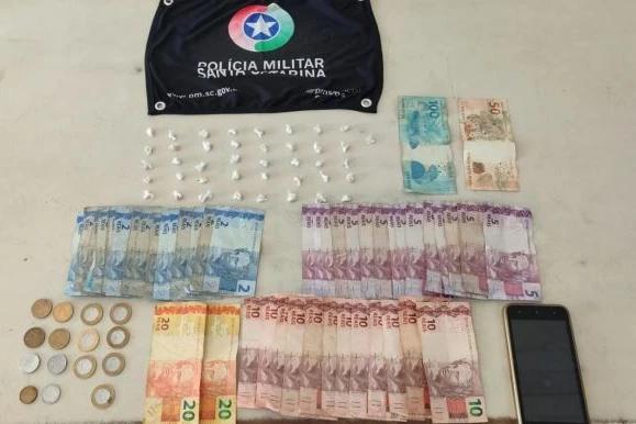 Homem é preso após a PM apreender drogas embaixo de colchão