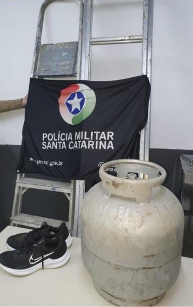 Ladrão escala muro de dois metros e furta residência em Criciúma 