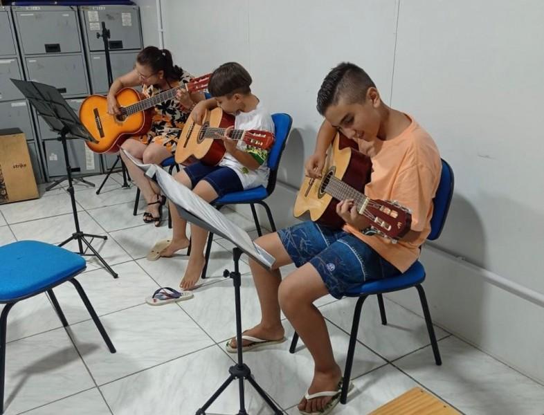 Oficinas da Fundação Cultural de Içara levam arte para crianças e adolescentes