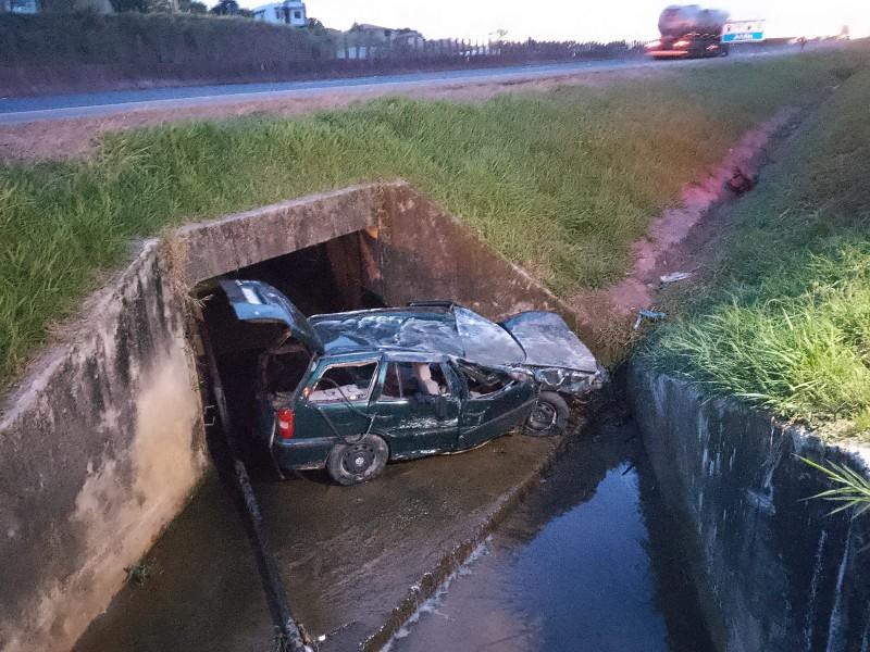 Acidente na BR-101 deixa motorista preso às ferragens
