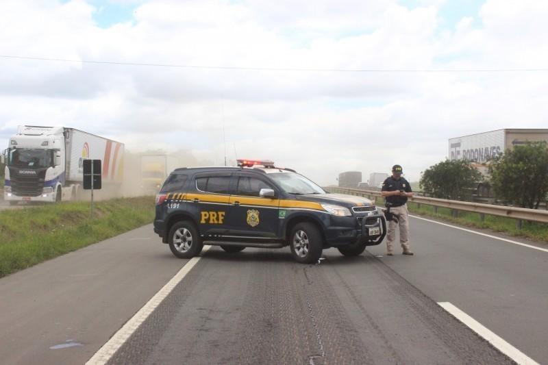 Homens não devolvem caminhonete alugada e acabam presos pela PRF na BR-101