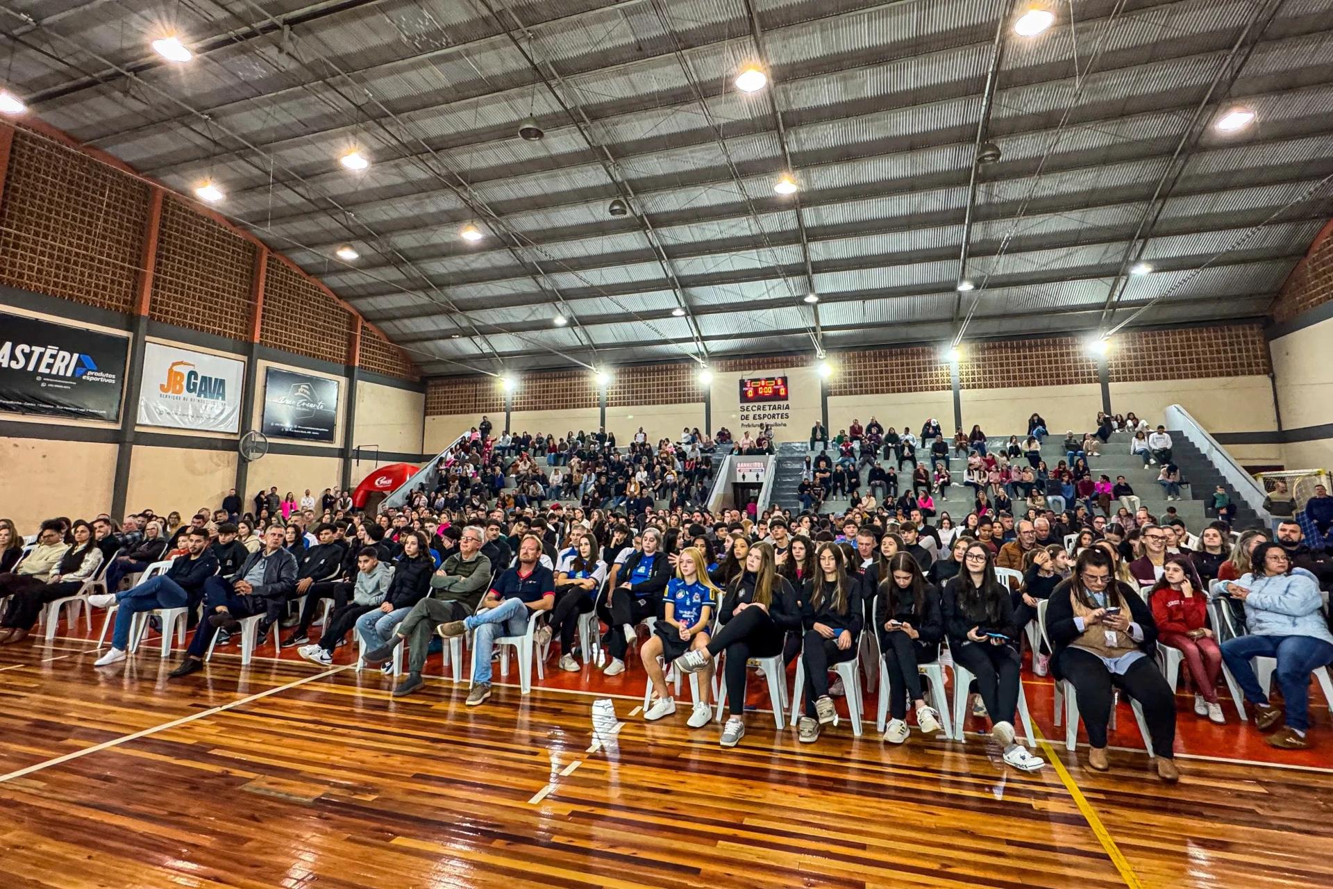 Vôlei de Forquilhinha celebra entrega de uniformes e conquista vitórias em competições estaduais