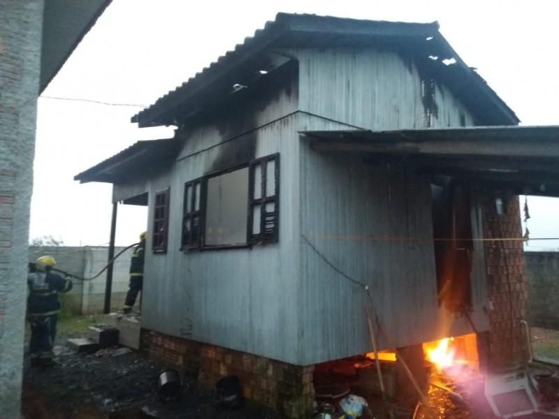 Residência de madeira é consumida por incêndio em Içara