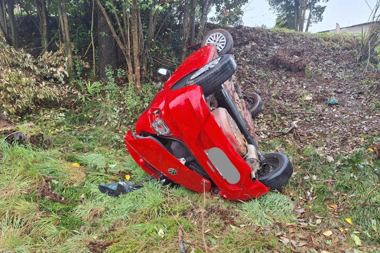 Motorista sai ileso após carro tombar em acidente na SC-390
