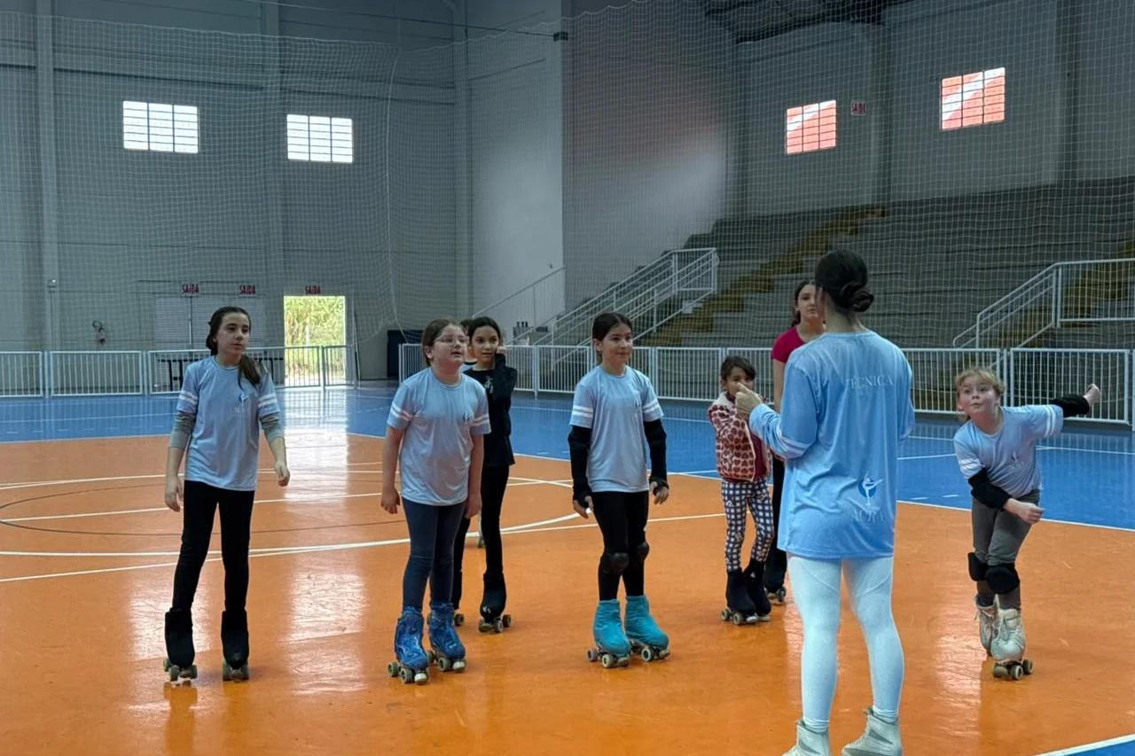 Cocal do Sul mantém única aula pública de patinação artística da Amrec
