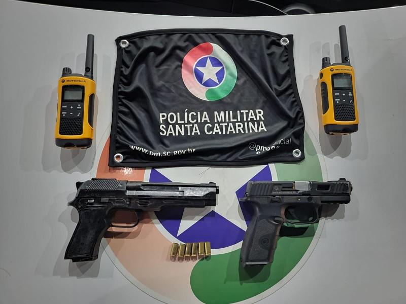 PM apreende simulacros de arma de fogo e radiocomunicadores em Criciúma