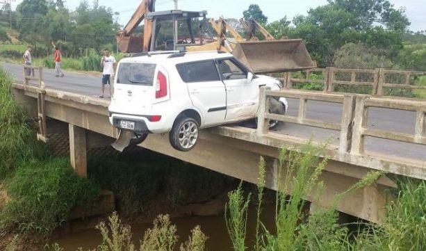 Após colisão, carro fica pendurado em ponte