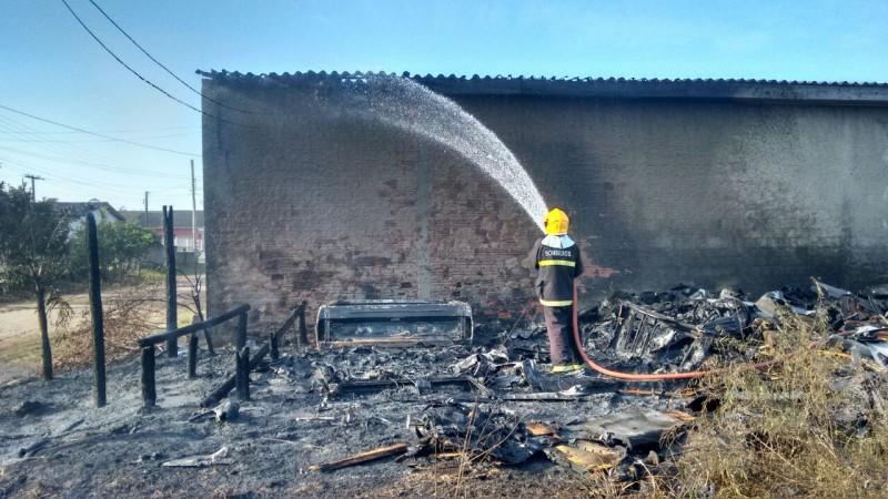 Incêndio atinge depósito de peças automotivas 
