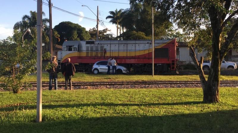 Após colisão, carro é arrastado por trem em Criciúma