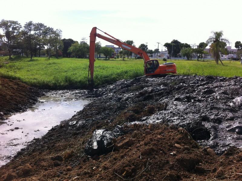 Lago do Parque Centenário recebe desassoreamento para enfrentar chuvas fortes 