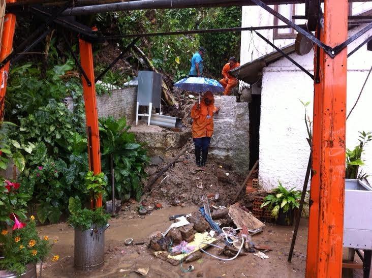 Deslizamento com danos materiais no bairro Vera Cruz