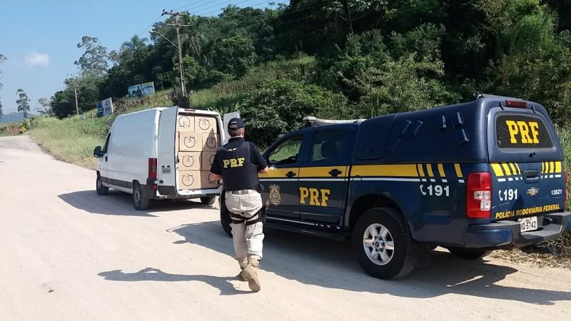 PRF apreende 70 mil maços de cigarros em Tubarão