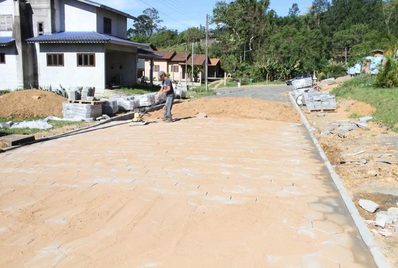 Moradores pavimentam ruas do bairro Archimedes Naspolini