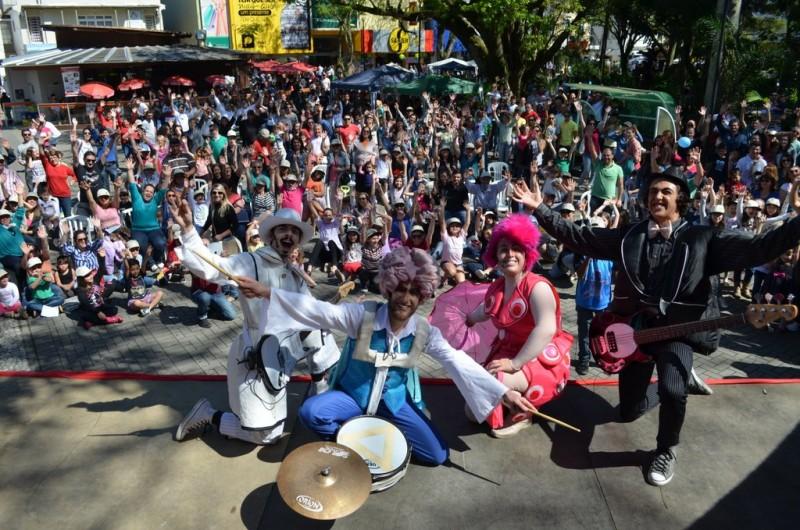 Teatro Elias Angeloni recebe Arroz e Feijão do Cirquinho do Revirado