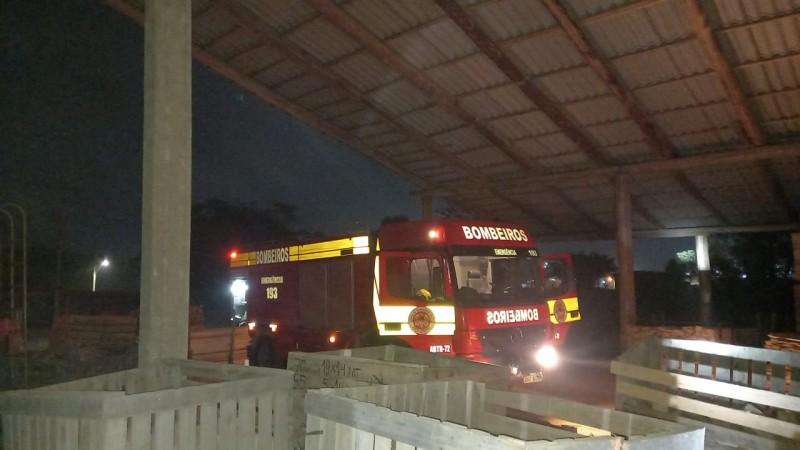 Incêndio atinge indústria de pallets em Içara
