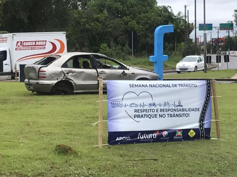 DTT faz campanha de conscientização com carros danificados pela cidade