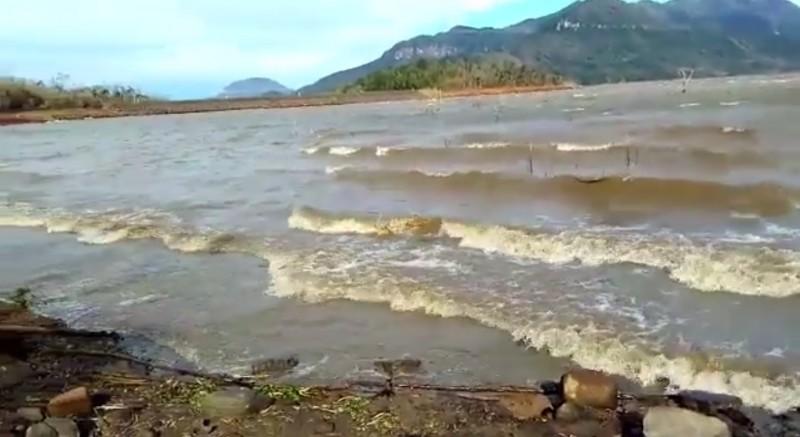 Fortes ventos formam ondas na Barragem do Rio São Bento