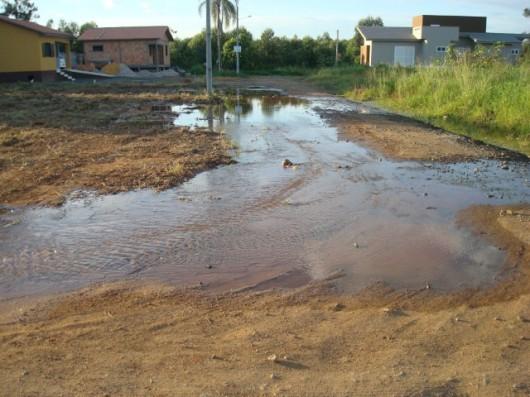 Grande vazamento de água no bairro Santa Luzia