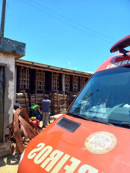 Homem fica ferido ao cair de telhado de cinco metros de altura durante trabalho em Morro da Fumaça