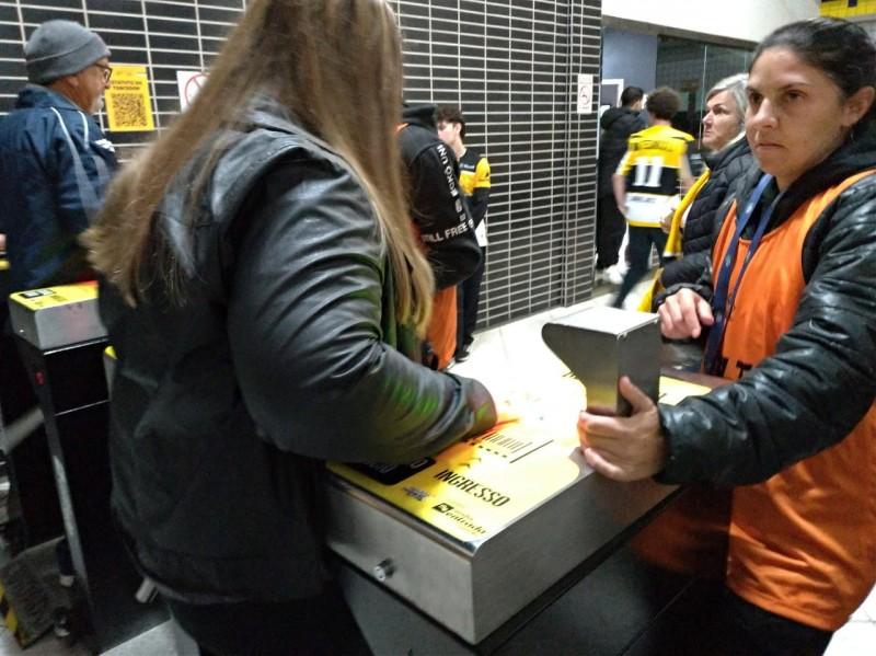 Catracas liberadas para acesso dos torcedores no estádio Heriberto Hülse