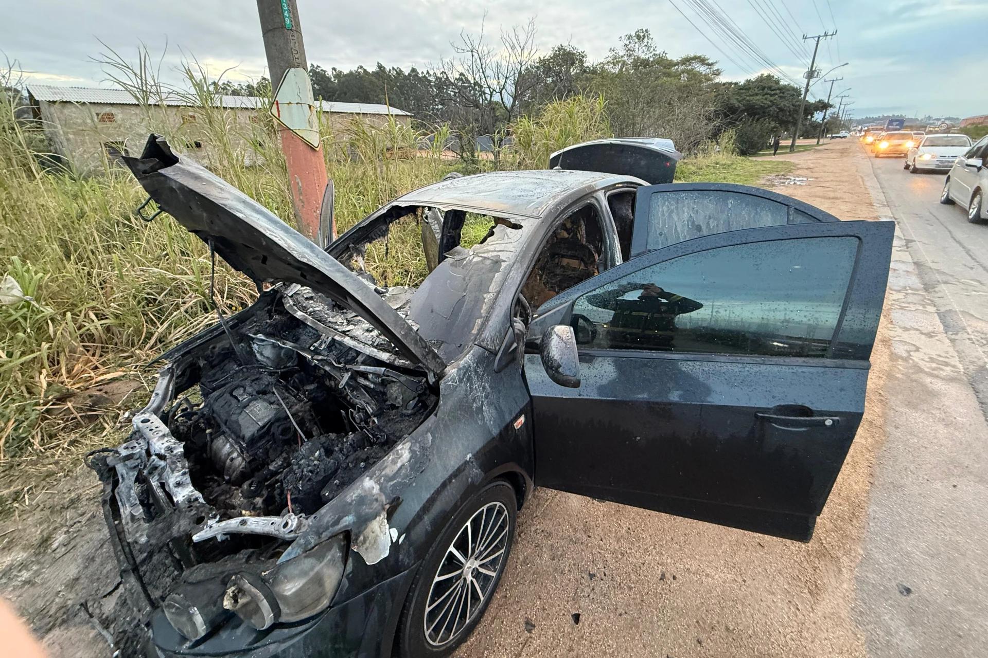 Carro é destruído por incêndio em Morro da Fumaça