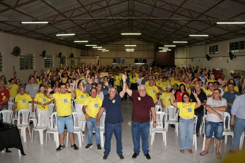 Vitorassi e Pedro Tezza reúnem centenas de pessoas em apoio à reeleição para a Coorsel