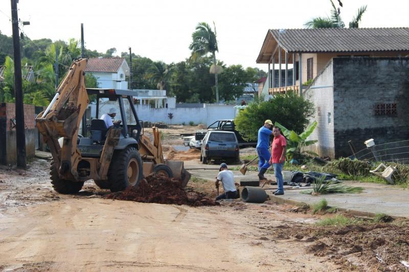 Trabalhos de recuperação de vias e limpeza são intensificados em Içara