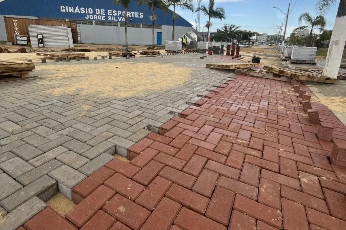Parque Linear: obras avançam e inicia a colocação de paver na rua Primo Ítalo Naspolini