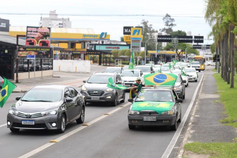 Manifestantes realizam carreata em direção ao 28º GAC em Criciúma 