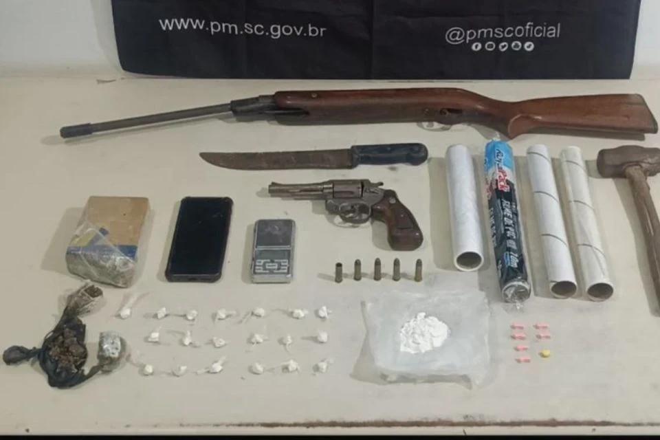 Jovem é preso após fazer postagens com revólver em rede social