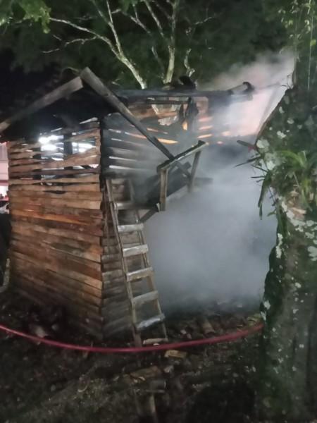 Casa usada para eventos natalinos é ponto de incêndio causado por vândalos