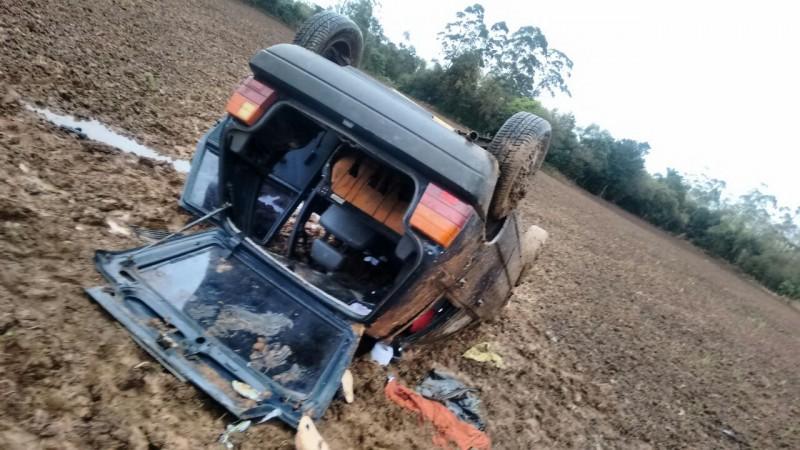 Veículo sai da pista, capota e três mulheres ficam feridas