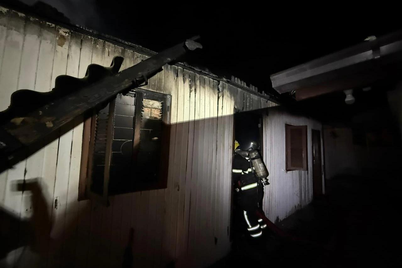 Edícula é destruída por incêndio e bombeiros são acionados em Criciúma