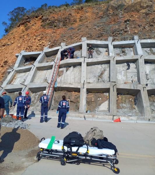 Trabalhador fica gravemente ferido após sofrer acidente durante a obra da Serra da Rocinha