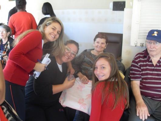 Alunos do Colégio Universitário levam solidariedade ao Asilo São Vicente de Paulo, em Criciúma