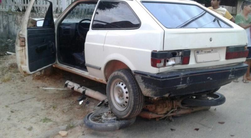 Casal fica ferido em acidente entre carro e moto