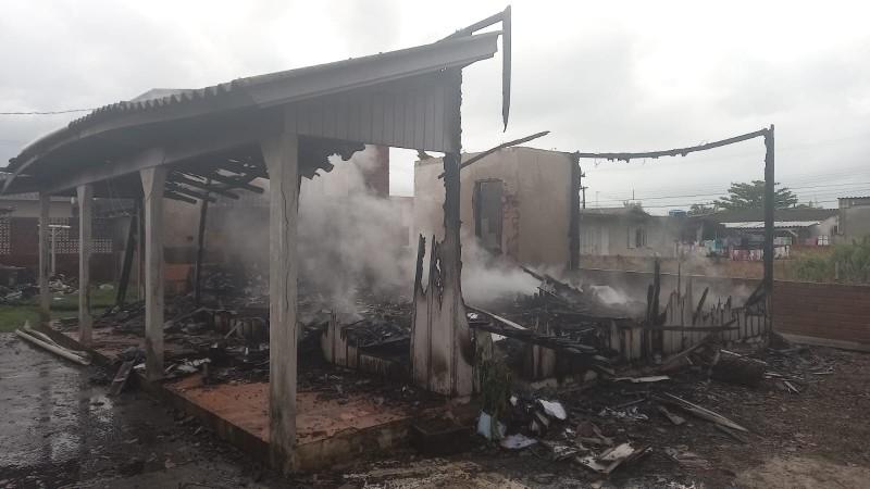 Incêndio destrói casa em Balneário Gaivota