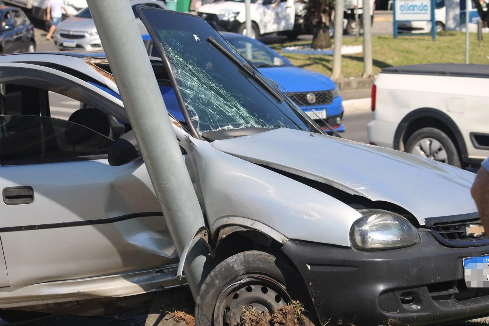 Motorista tenta fazer conversão proibida e colide carro em ônibus; veículo havia sido adquirido há um dia