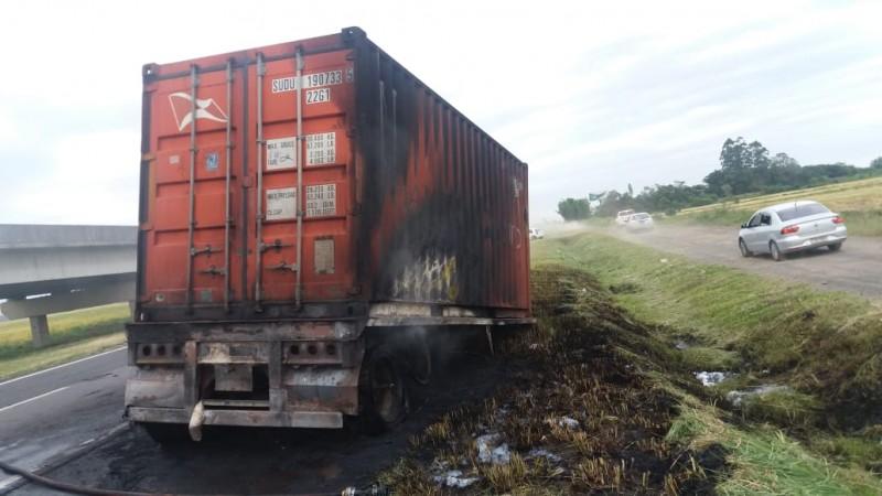 Semi-reboque é atingido por incêndio na BR-101, em Araranguá
