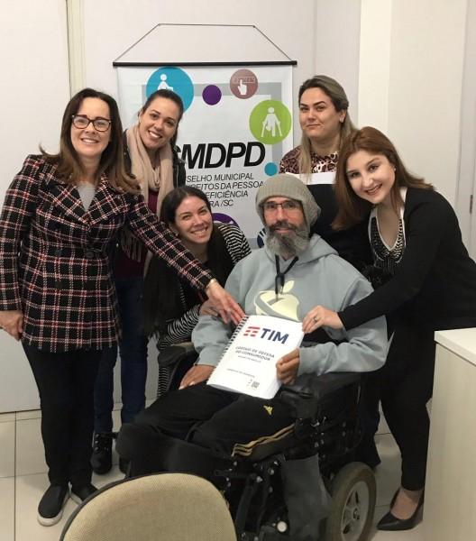 Procon de Içara entrega Código em braile para Conselho da Pessoa com Deficiência