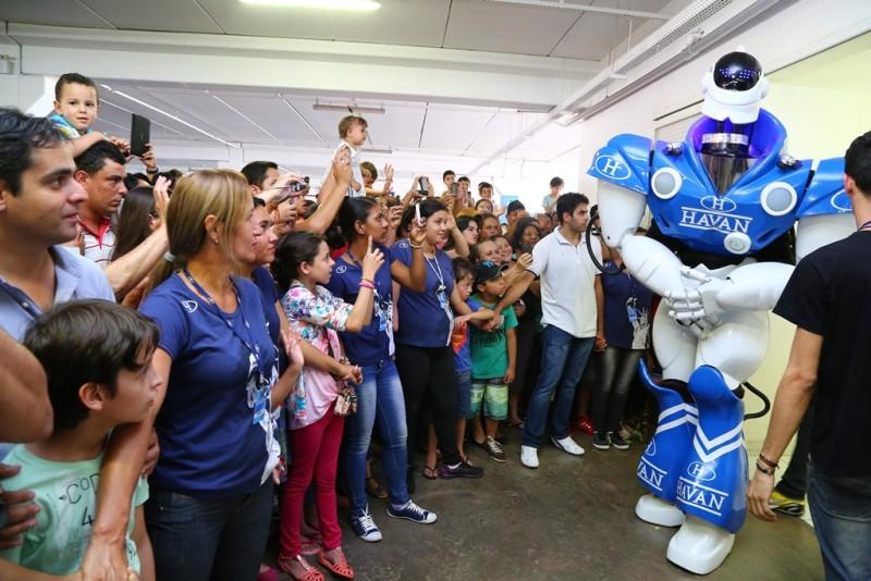 Robô Havan com mais de dois metros de altura estará em Criciúma