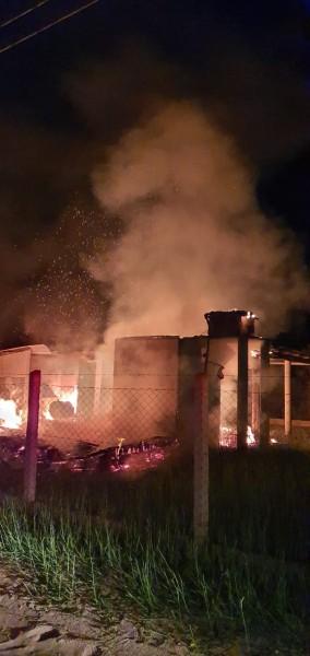 Bombeiros combatem incêndio em residência na cidade de Laguna 