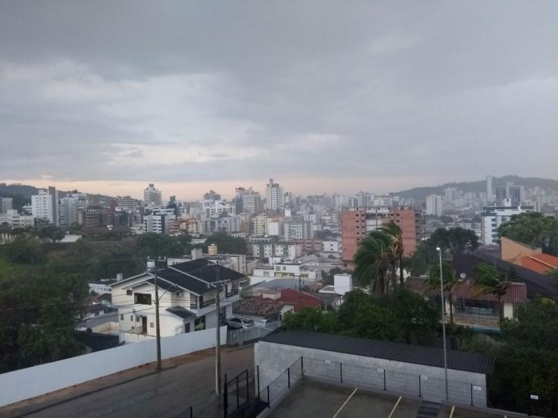 VÍDEO: Chuva e vento chegam à região Sul de SC antes do previsto