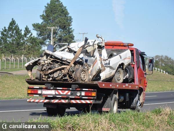 Motorista morre em colisão entre camionete e caminhão