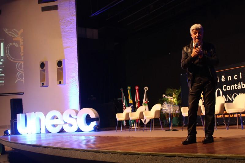 Jornalista da Rede Globo Caco Barcelos ministra palestra em Criciúma