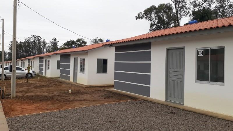Famílias recebem as chaves das casas próprias em Turvo